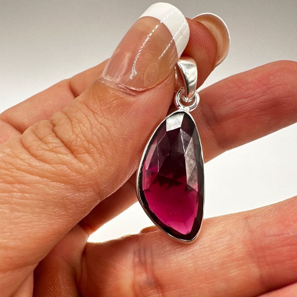 NWOT 23x13mm Faceted India Garnet in solid 925 pendant!